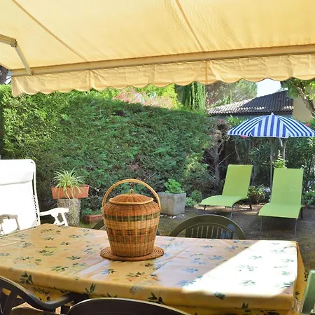 2 Pieces Avec Terrasse, Jardin, Piscine Et Parking, Proche - - Fr-1-251-517 * Le Lavandou