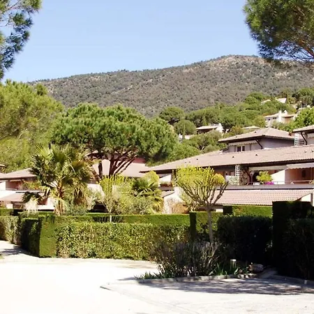 Apartamento 2 Pieces Avec Terrasse, Jardin, Piscine Et Parking, Proche - - Fr-1-251-517