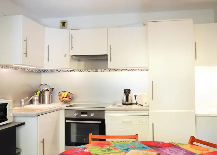 2 Pieces Avec Terrasse, Jardin, Piscine Et Parking, Proche - - Fr-1-251-517 Le Lavandou