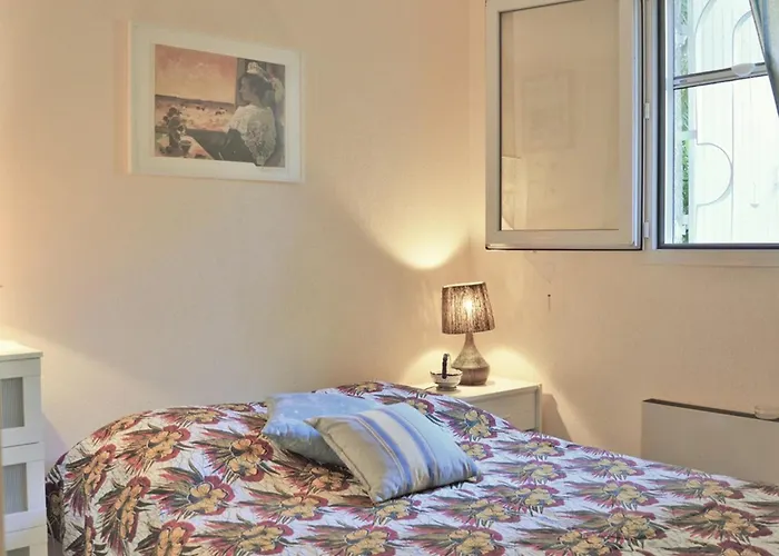 Apartment 2 Pieces Avec Terrasse, Jardin, Piscine Et Parking, Proche - - Fr-1-251-517 *