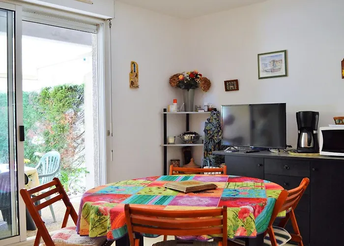 2 Pieces Avec Terrasse, Jardin, Piscine Et Parking, Proche - - Fr-1-251-517 * Le Lavandou