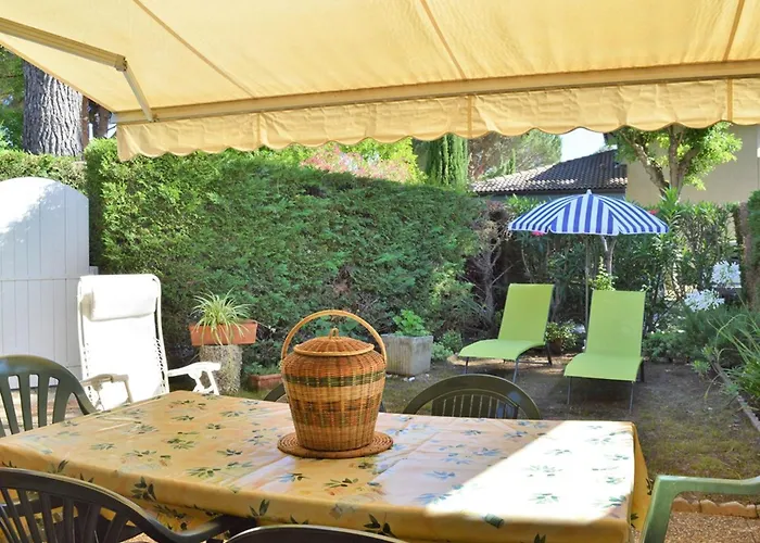 2 Pieces Avec Terrasse, Jardin, Piscine Et Parking, Proche - - Fr-1-251-517 * Le Lavandou