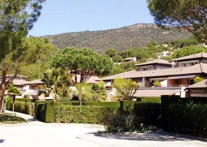 Apartamento 2 Pieces Avec Terrasse, Jardin, Piscine Et Parking, Proche - - Fr-1-251-517