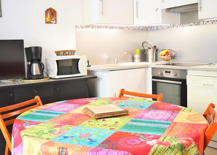 2 Pieces Avec Terrasse, Jardin, Piscine Et Parking, Proche - - Fr-1-251-517 *